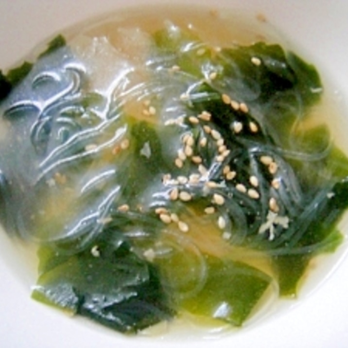 鶏のゆで汁で中華風ワカメスープ